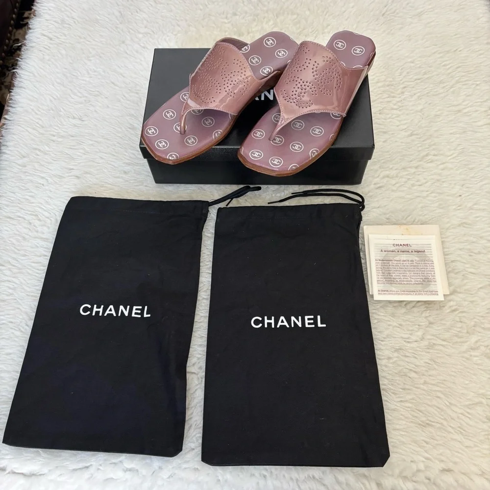 Chanel CC Logo Interlocking Purple Patent Leather Thong Sandals EU 37.5